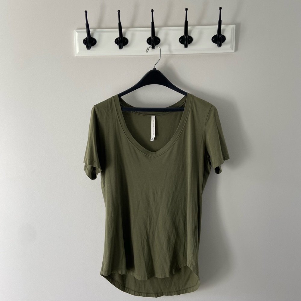 Aritzia Babaton the Group V-neck T-shirt Olive Green size M
